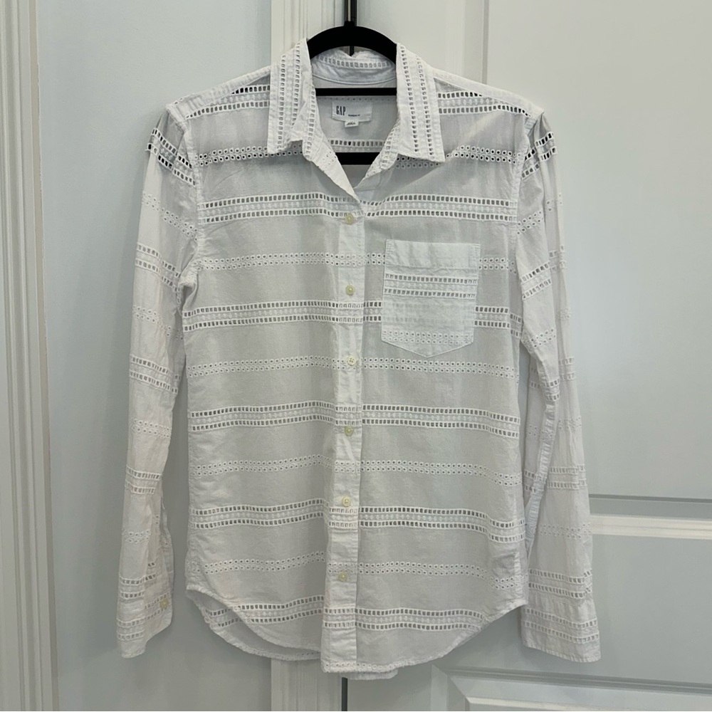 Gap boyfriend fit eyelet button down shirt
